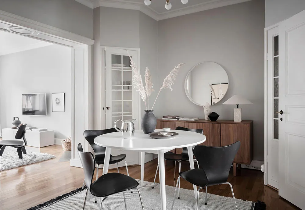 Intérieur scandinave blanc avec salle à manger passagère et chambre bleue (73 m²) - Gallery image 7