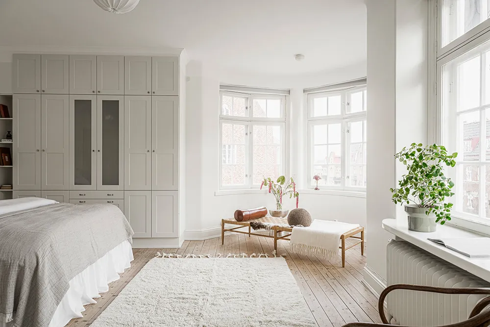 Teintes douces du blanc dans le design d'un appartement suédois spacieux - Gallery image 19