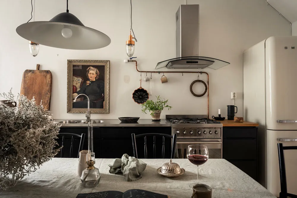 Темні стіни та затишний текстиль: квартира в Швеції - Gallery image 19