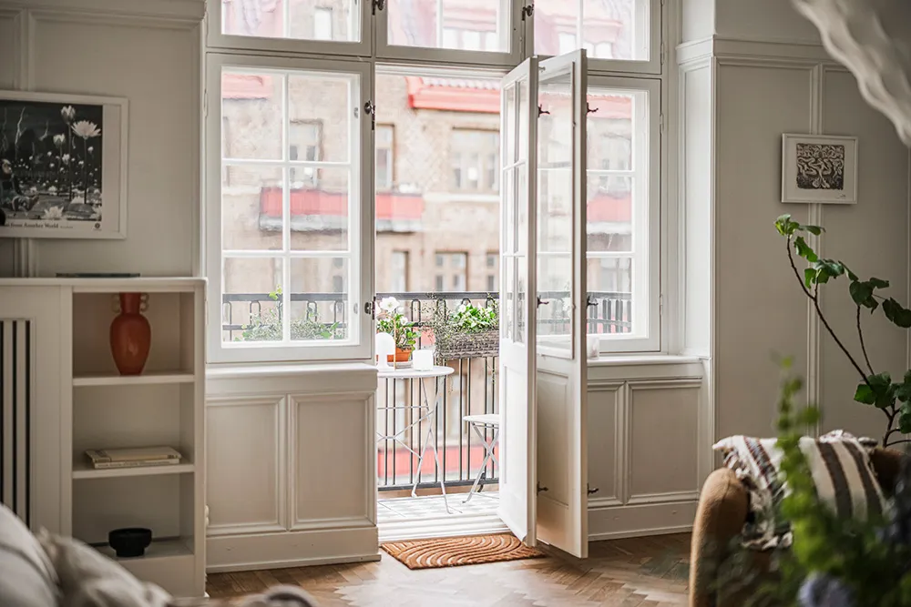 Teintes douces du blanc dans le design d'un appartement suédois spacieux - Gallery image 8