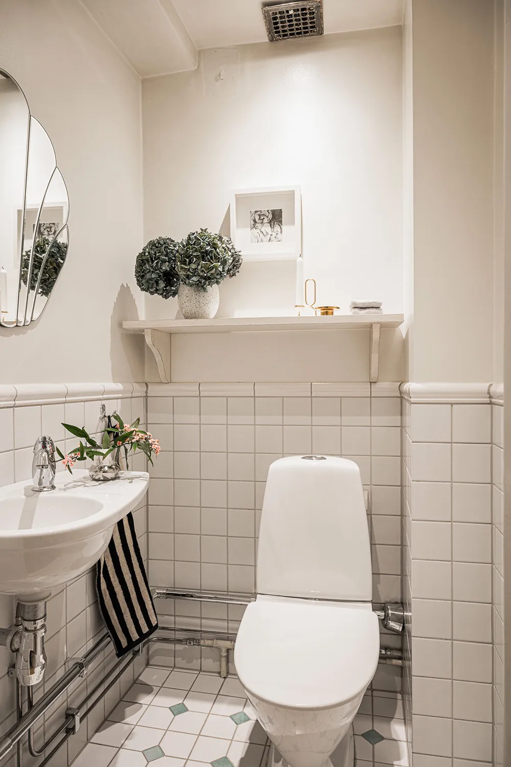 Teintes douces du blanc dans le design d'un appartement suédois spacieux - Gallery image 36