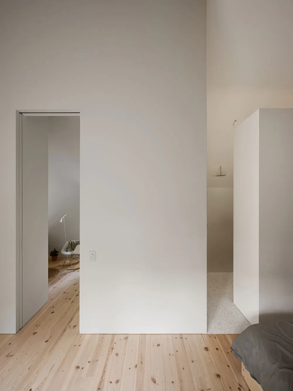 Stylischer Holzhütte im Wald mit hellen modernen Interieurs - Gallery image 21