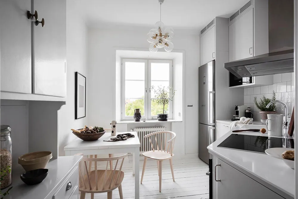 Intérieur scandinave blanc avec salle à manger passagère et chambre bleue (73 m²) - Gallery image 13