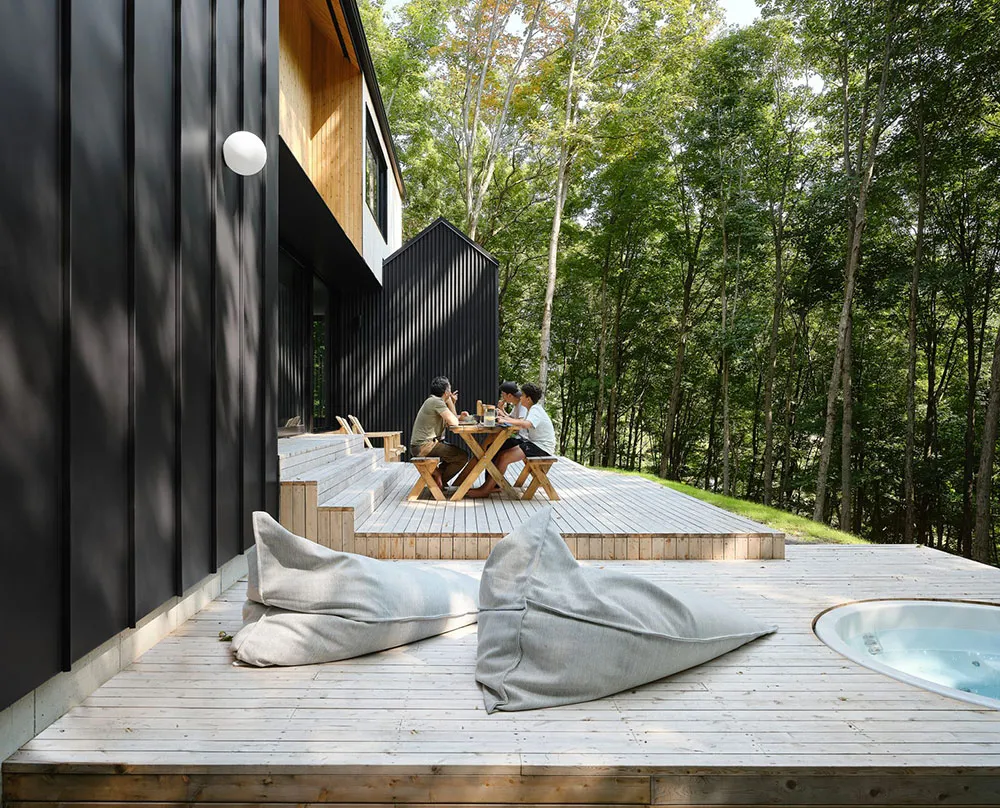 Stylischer Holzhütte im Wald mit hellen modernen Interieurs - Gallery image 3