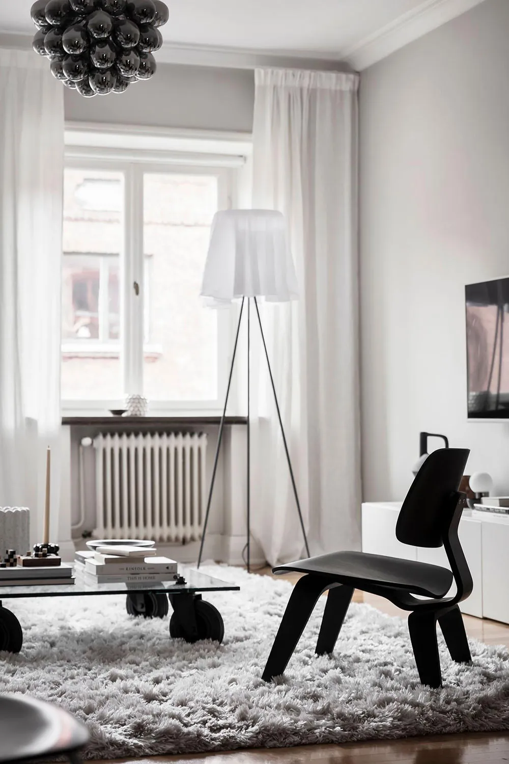 Intérieur scandinave blanc avec salle à manger passagère et chambre bleue (73 m²) - Gallery image 9