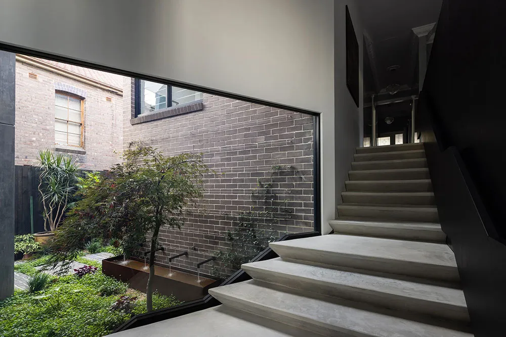 Дом с необычной крышей и эффектной черной кухней в Сиднее - Gallery image 10