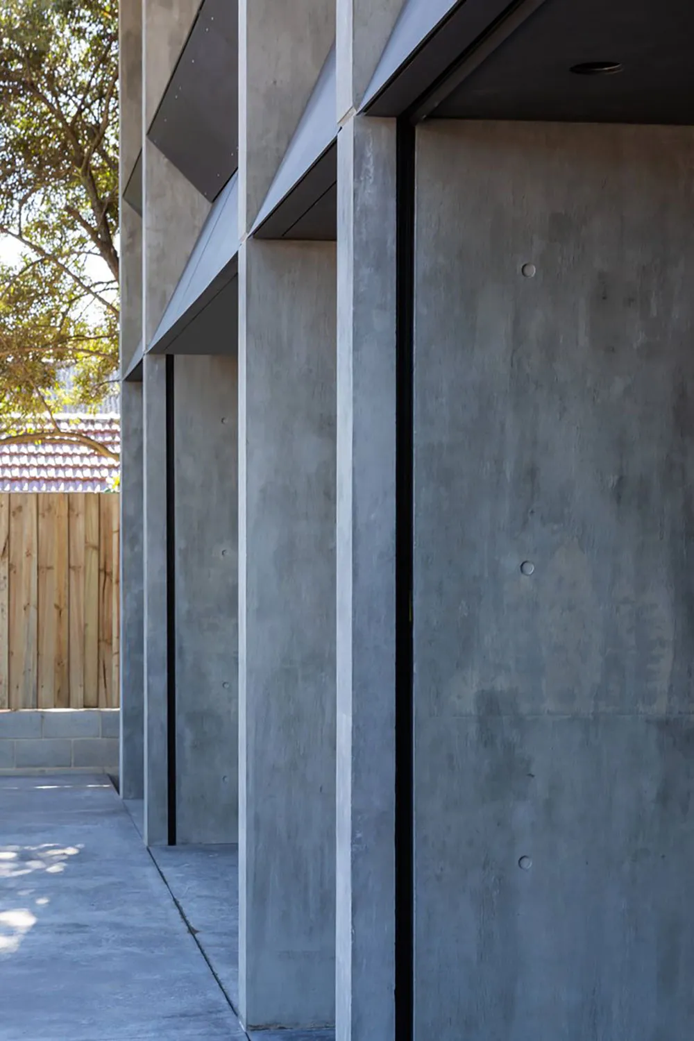 Дом с необычной крышей и эффектной черной кухней в Сиднее - Gallery image 20