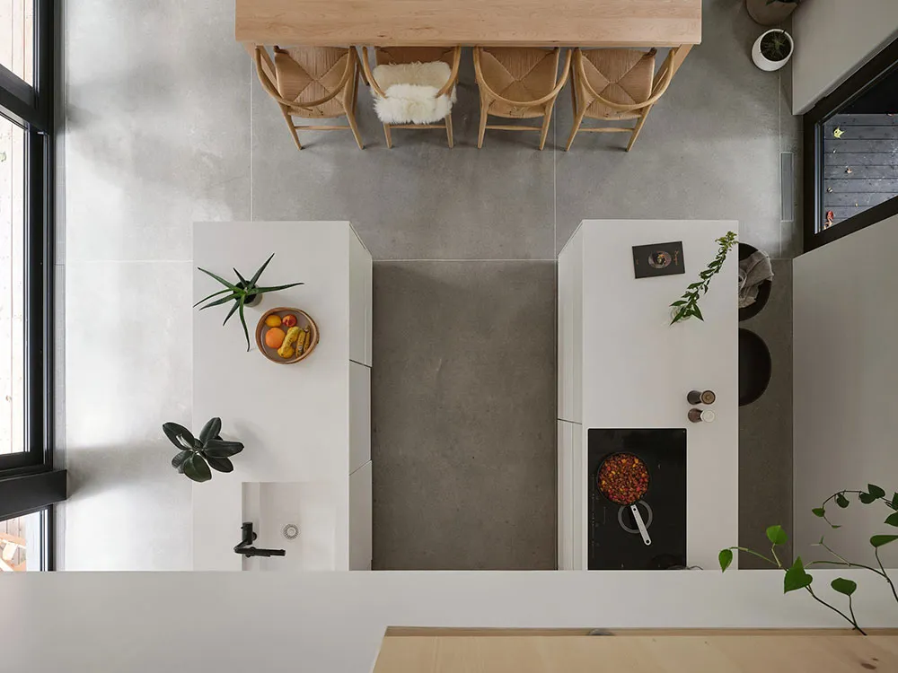 Stylischer Holzhütte im Wald mit hellen modernen Interieurs - Gallery image 16