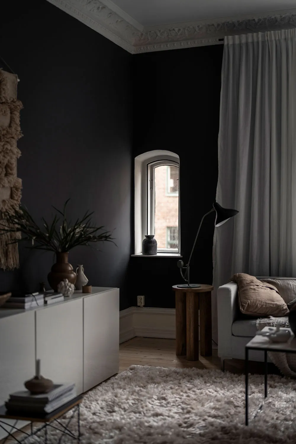 Темні стіни та затишний текстиль: квартира в Швеції - Gallery image 1