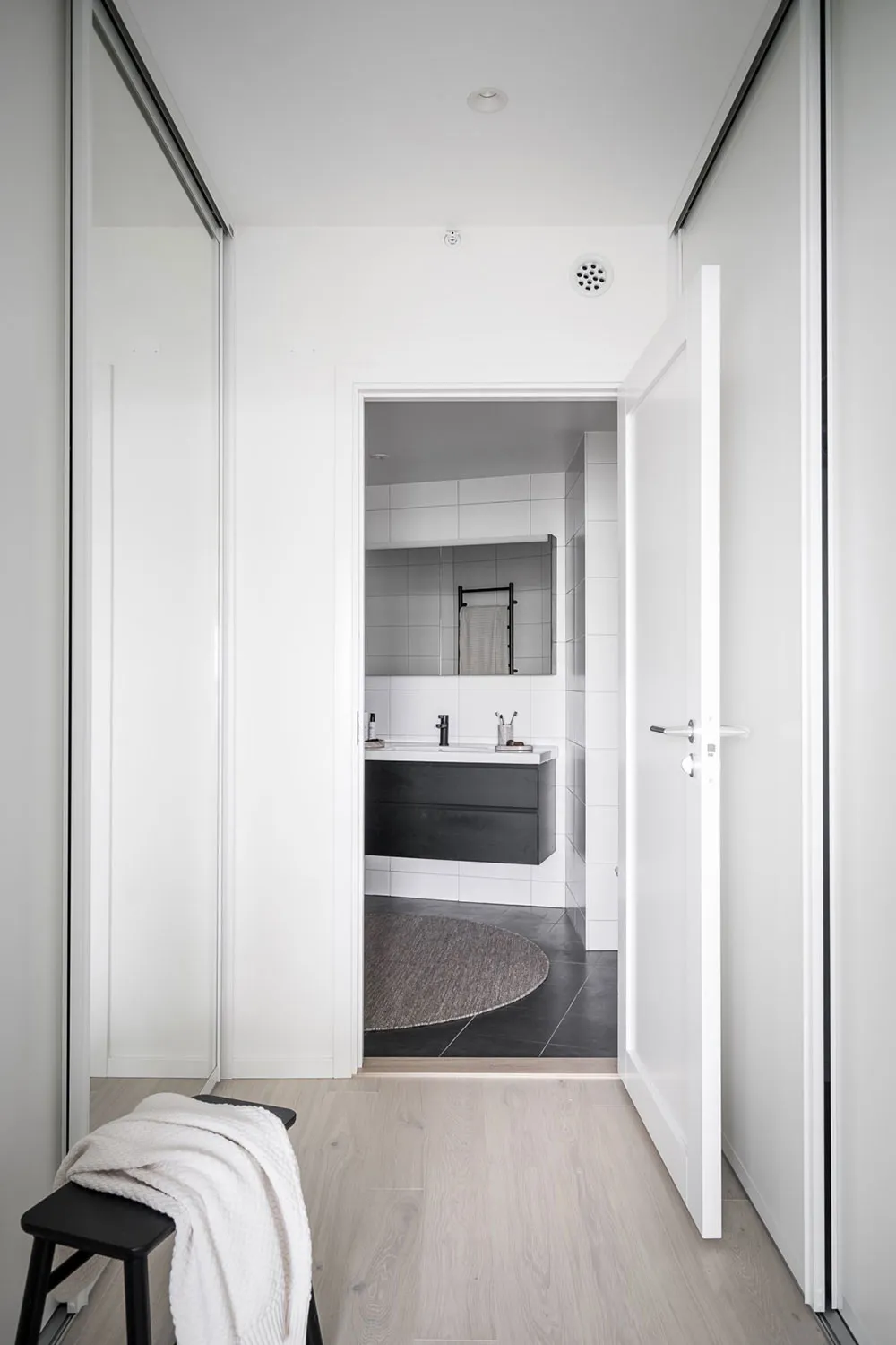 Nowoczesny skandynawski interior w odcieniach szarości w wysokim budynku w Gotenburze - Gallery image 19