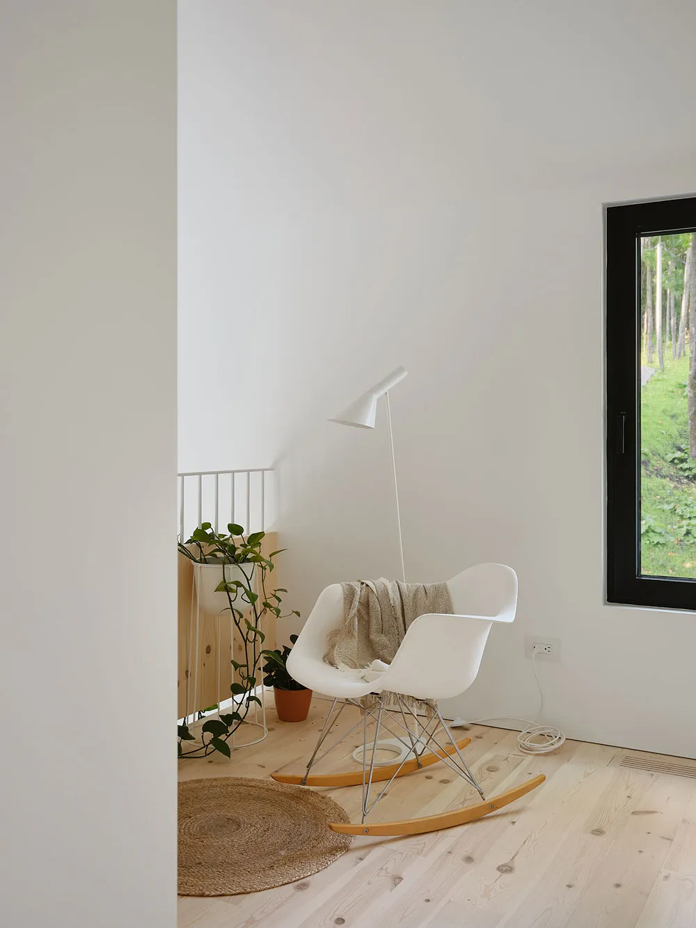 Stylischer Holzhütte im Wald mit hellen modernen Interieurs - Gallery image 18