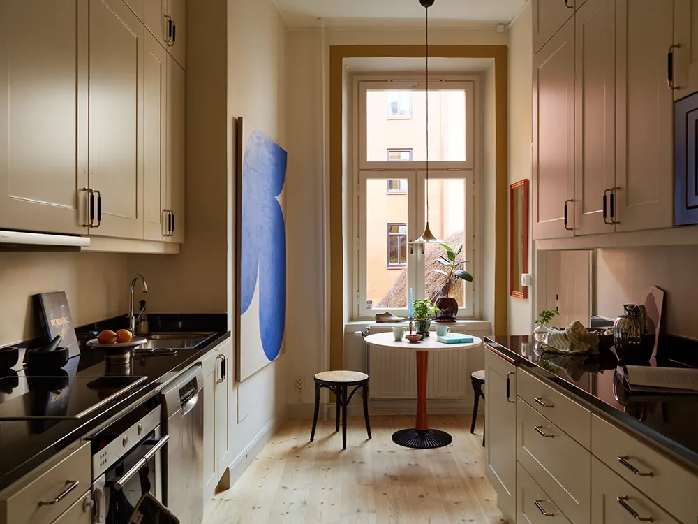 温かみのある砂色の調子と興味深いディテール:ストックホルムにあるアパートメント - Gallery image 33