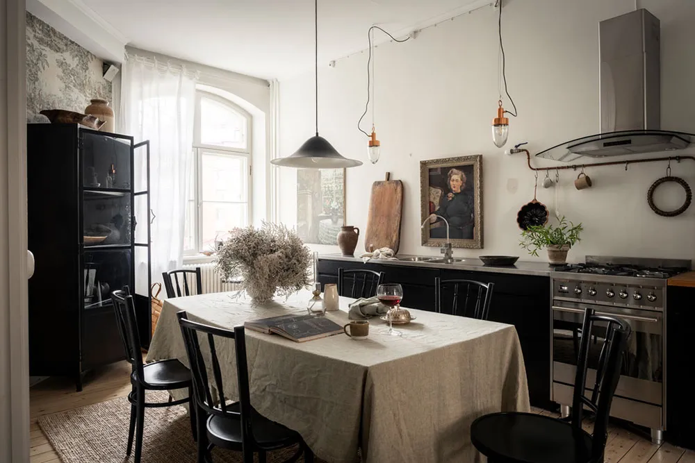 Темні стіни та затишний текстиль: квартира в Швеції - Gallery image 15