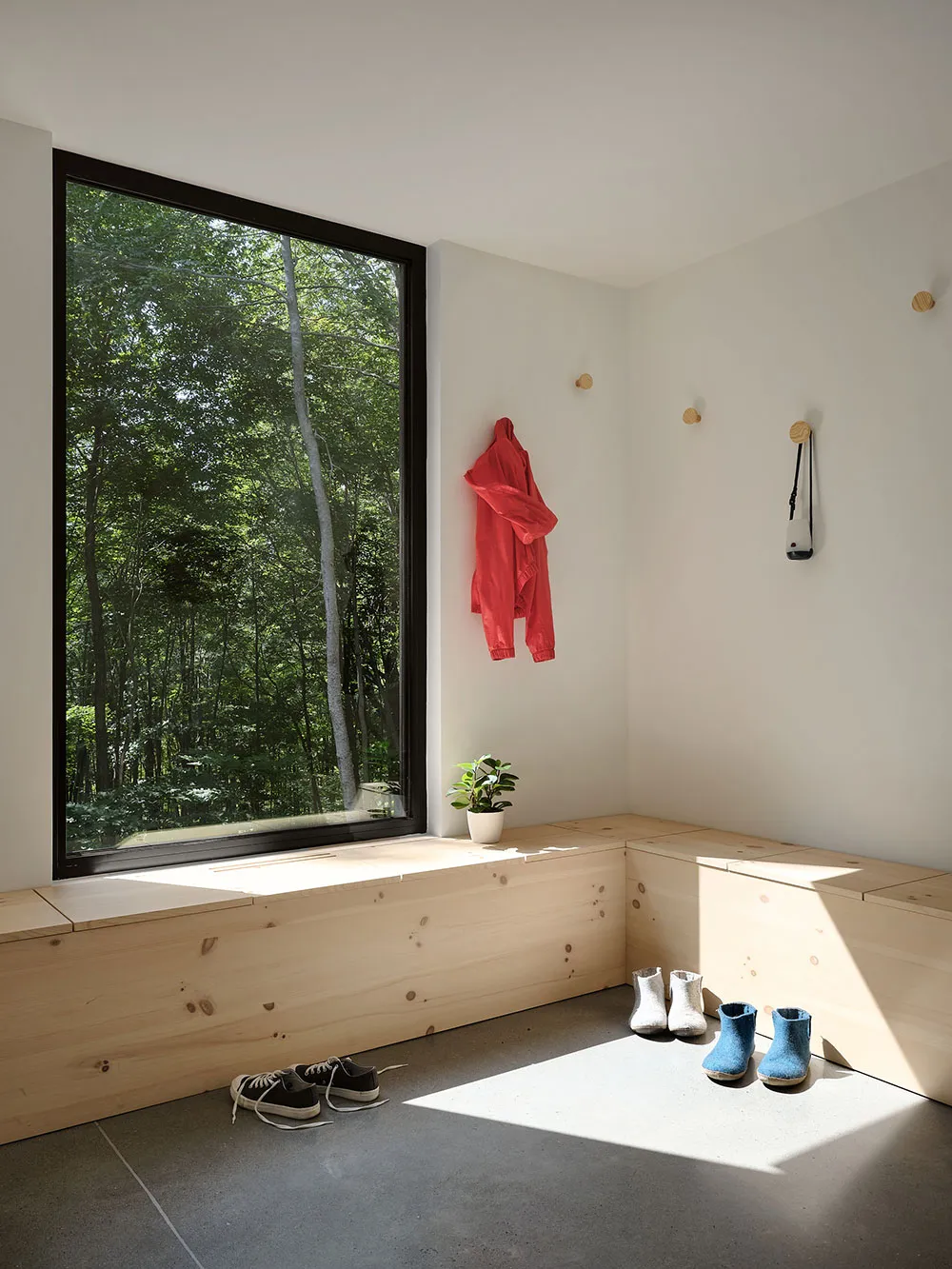 Stylischer Holzhütte im Wald mit hellen modernen Interieurs - Gallery image 34