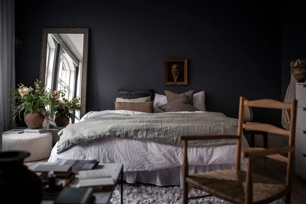 Темні стіни та затишний текстиль: квартира в Швеції - Gallery image 6