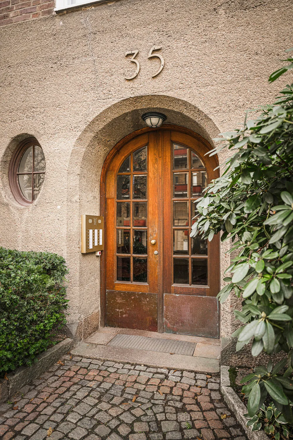 Teintes douces du blanc dans le design d'un appartement suédois spacieux - Gallery image 37