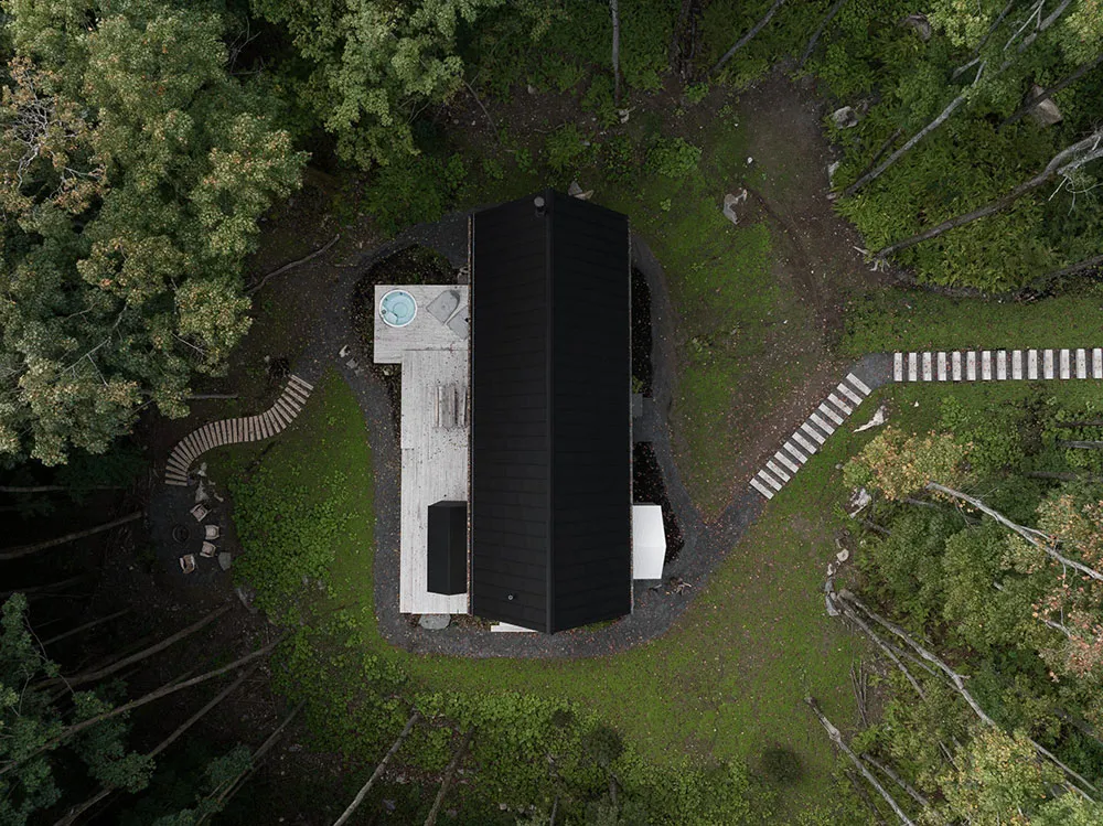 Stylischer Holzhütte im Wald mit hellen modernen Interieurs - Gallery image 37