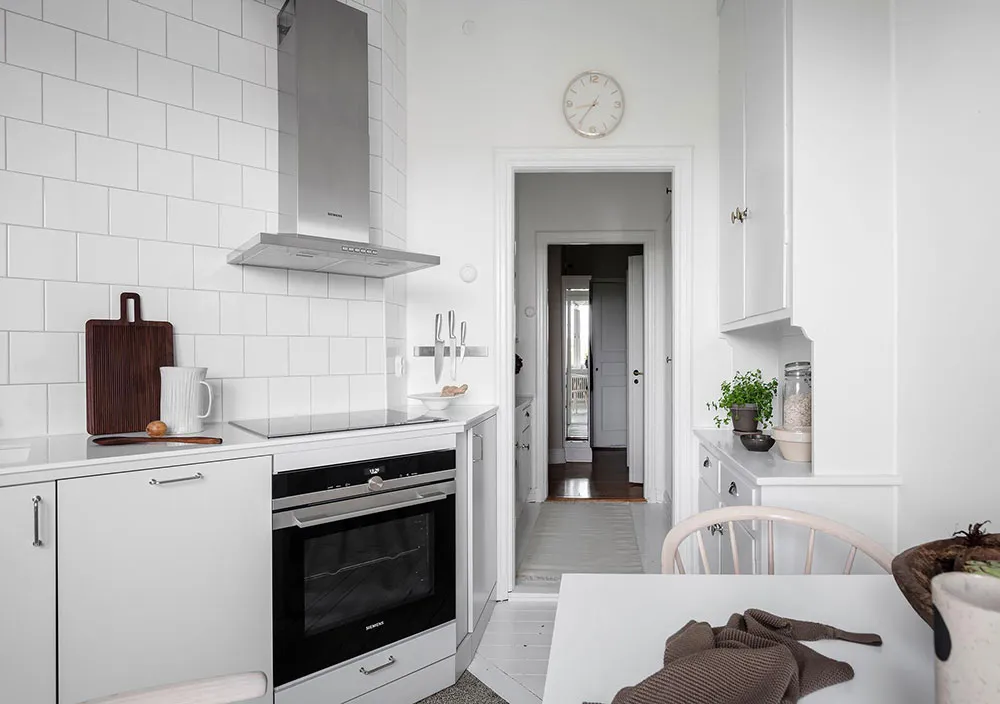 Intérieur scandinave blanc avec salle à manger passagère et chambre bleue (73 m²) - Gallery image 14