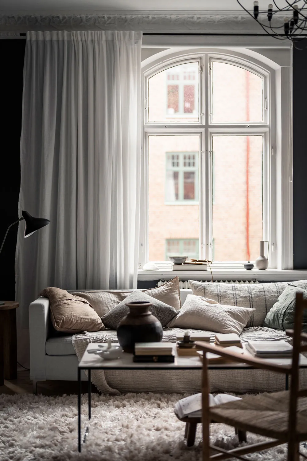 Темні стіни та затишний текстиль: квартира в Швеції - Gallery image 4