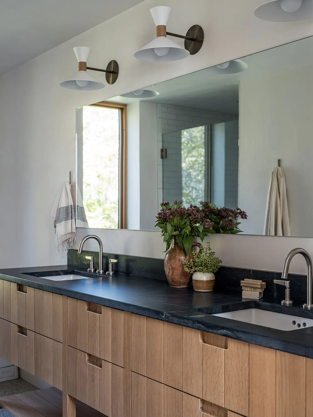 Американський дачний будинок із традиційними та сучасними елементами декору - Gallery image 26