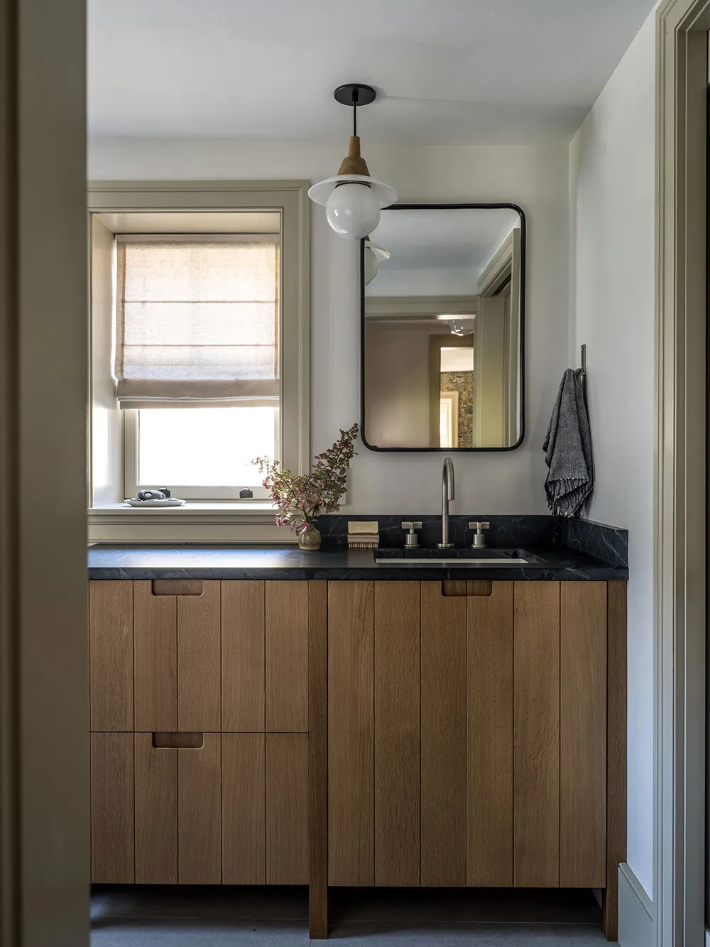 Американський дачний будинок із традиційними та сучасними елементами декору - Gallery image 22