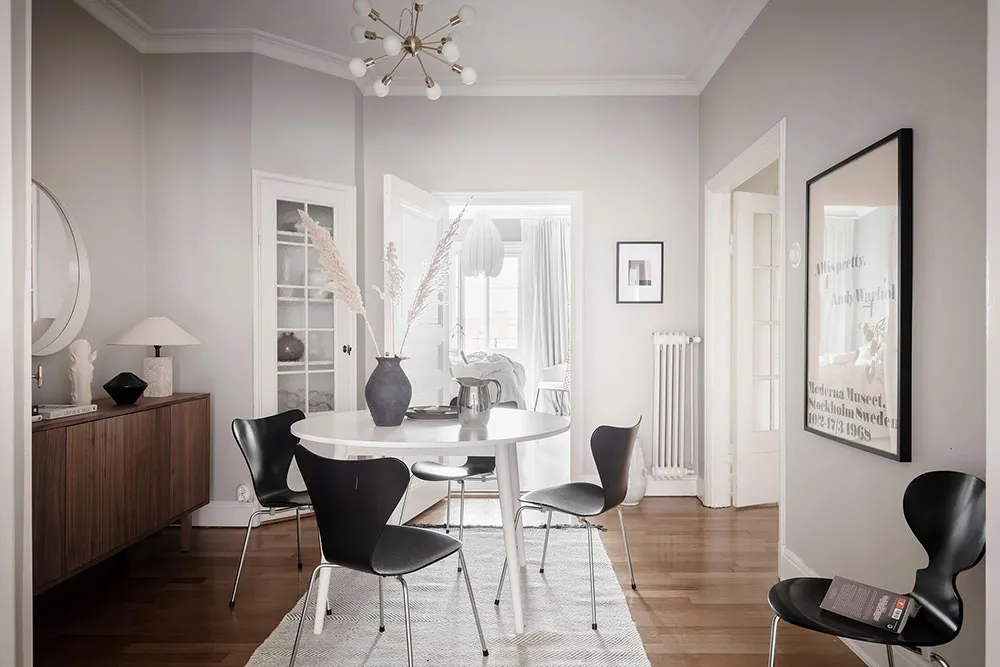 Intérieur scandinave blanc avec salle à manger passagère et chambre bleue (73 m²) - Gallery image 8