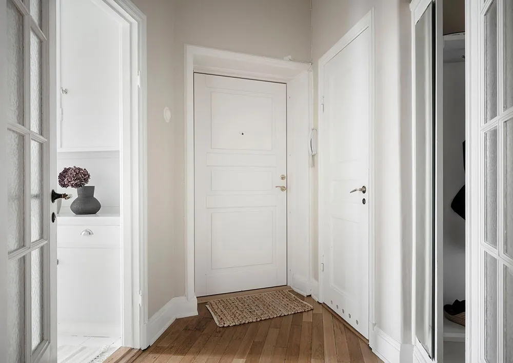 Intérieur scandinave blanc avec salle à manger passagère et chambre bleue (73 m²) - Gallery image 30