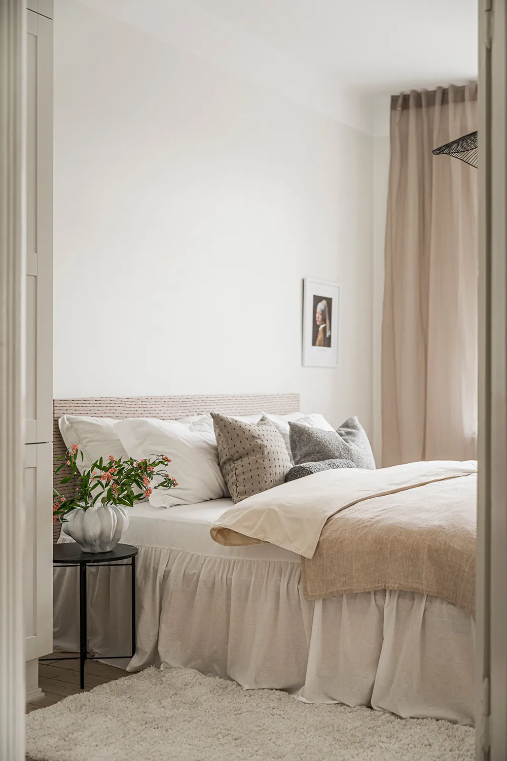 Teintes douces du blanc dans le design d'un appartement suédois spacieux - Gallery image 23