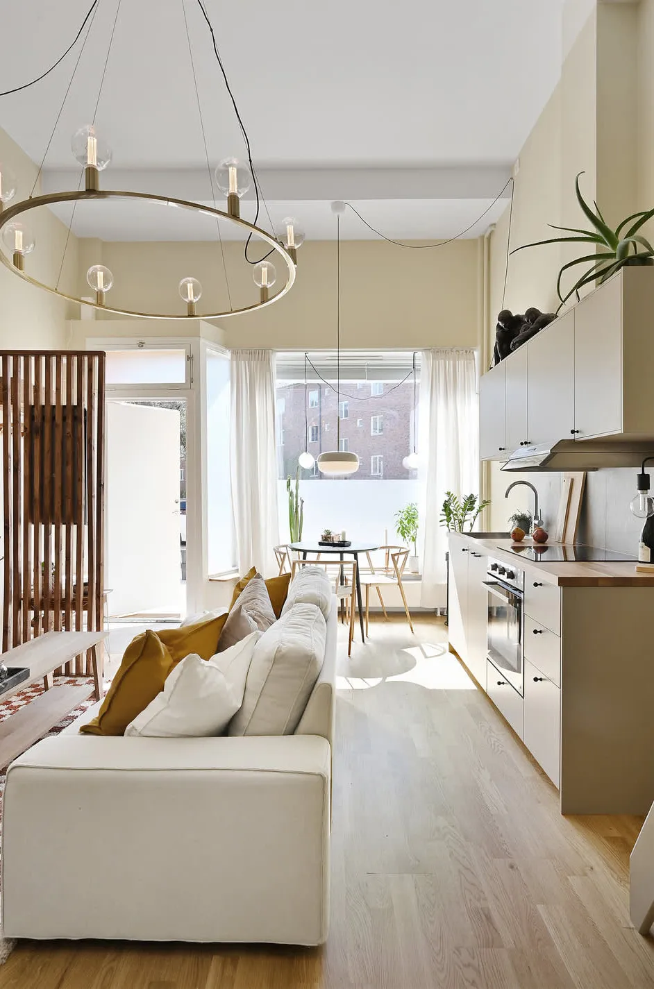 Яркий и тёплый интерьер небольшой квартиры на первом этаже в Стокгольме (34 кв. м) - Gallery image 1