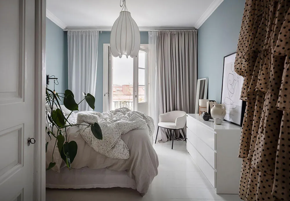 Intérieur scandinave blanc avec salle à manger passagère et chambre bleue (73 m²) - Gallery image 21