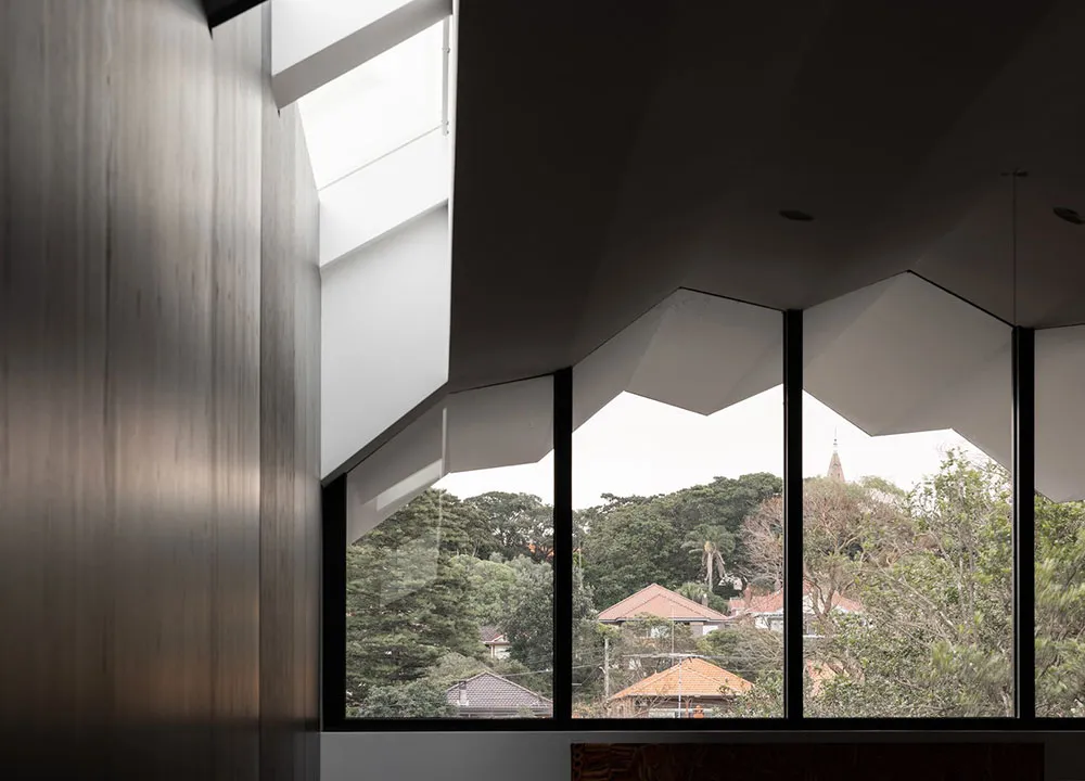 Дом с необычной крышей и эффектной черной кухней в Сиднее - Gallery image 17