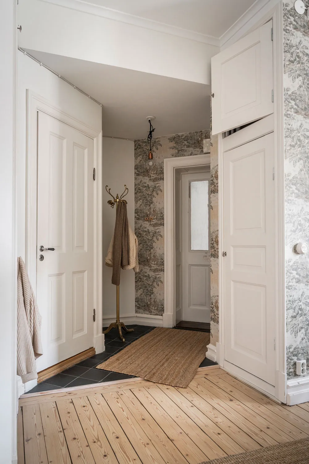 Темні стіни та затишний текстиль: квартира в Швеції - Gallery image 21