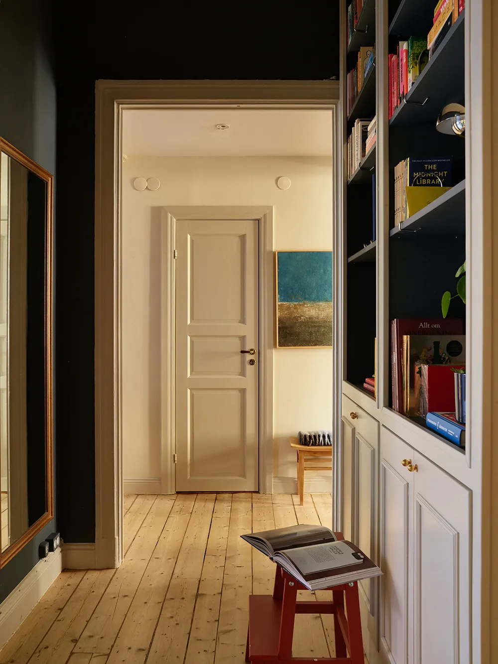 温かみのある砂色の調子と興味深いディテール:ストックホルムにあるアパートメント - Gallery image 24