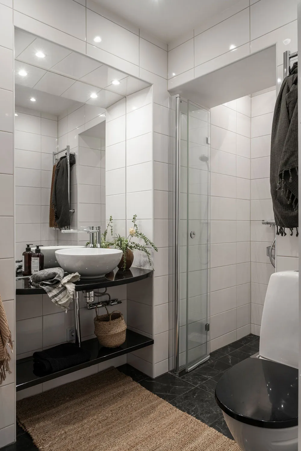 Темні стіни та затишний текстиль: квартира в Швеції - Gallery image 22