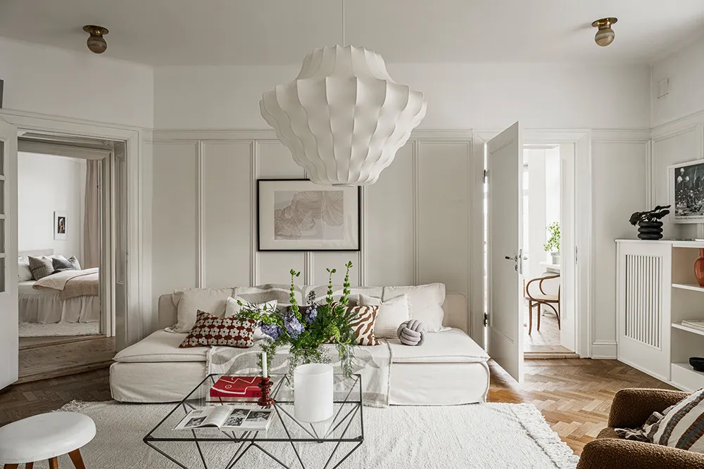 Teintes douces du blanc dans le design d'un appartement suédois spacieux - Gallery image 4