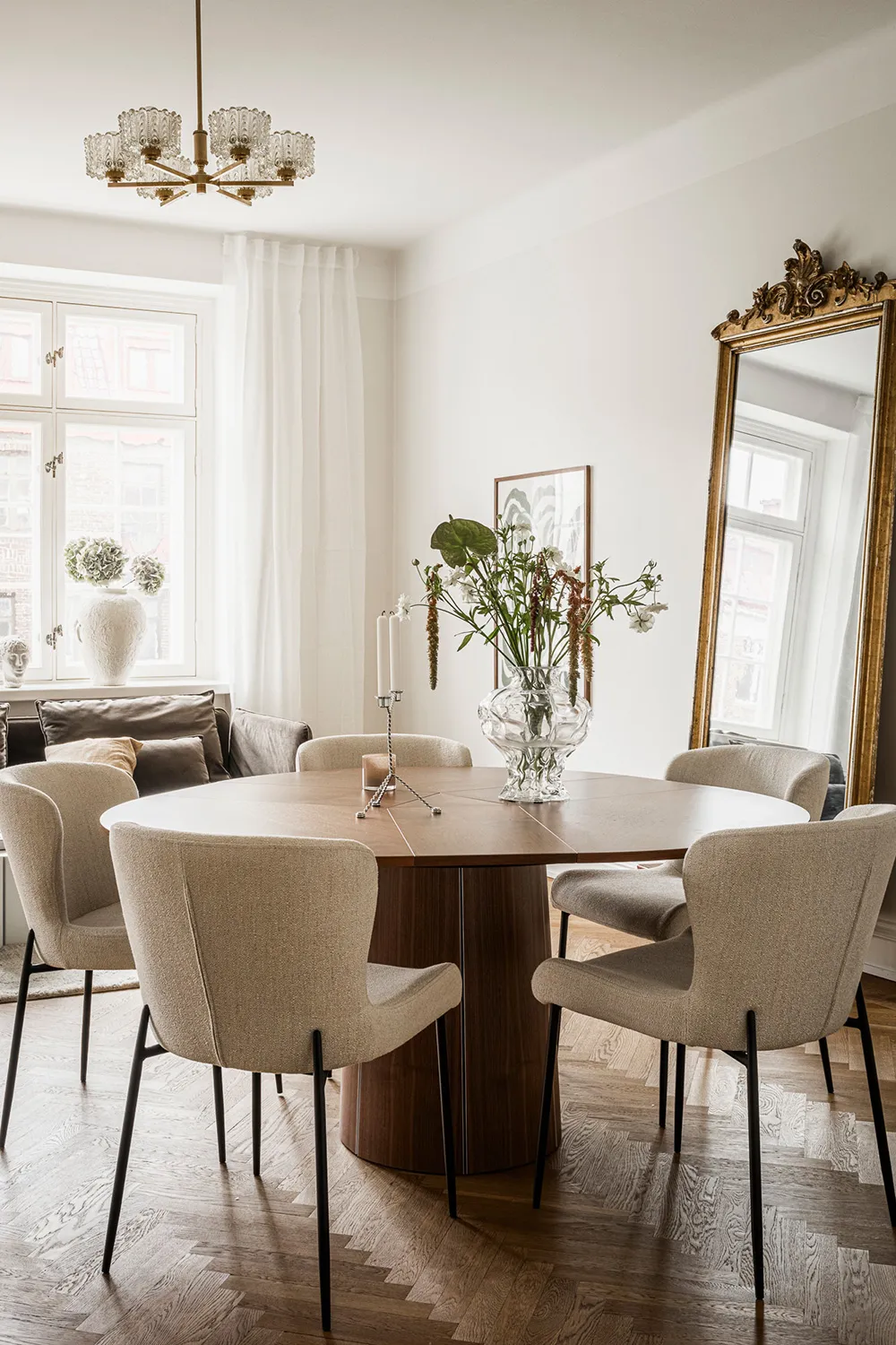 Teintes douces du blanc dans le design d'un appartement suédois spacieux - Gallery image 18