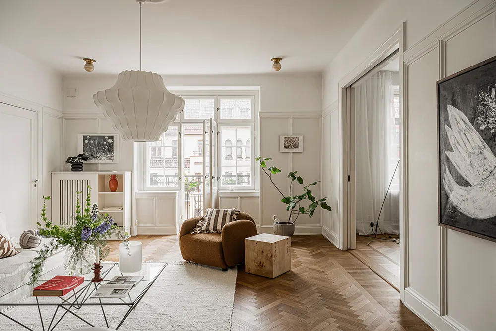 Teintes douces du blanc dans le design d'un appartement suédois spacieux - Gallery image 7