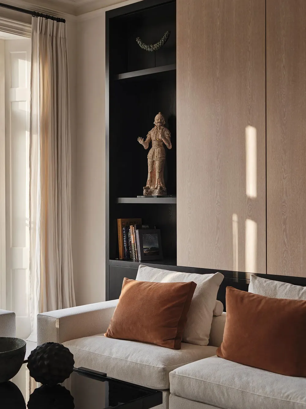 Intérieur élégant et chaleureux à Londres avec de la stuc sur les murs - Gallery image 5