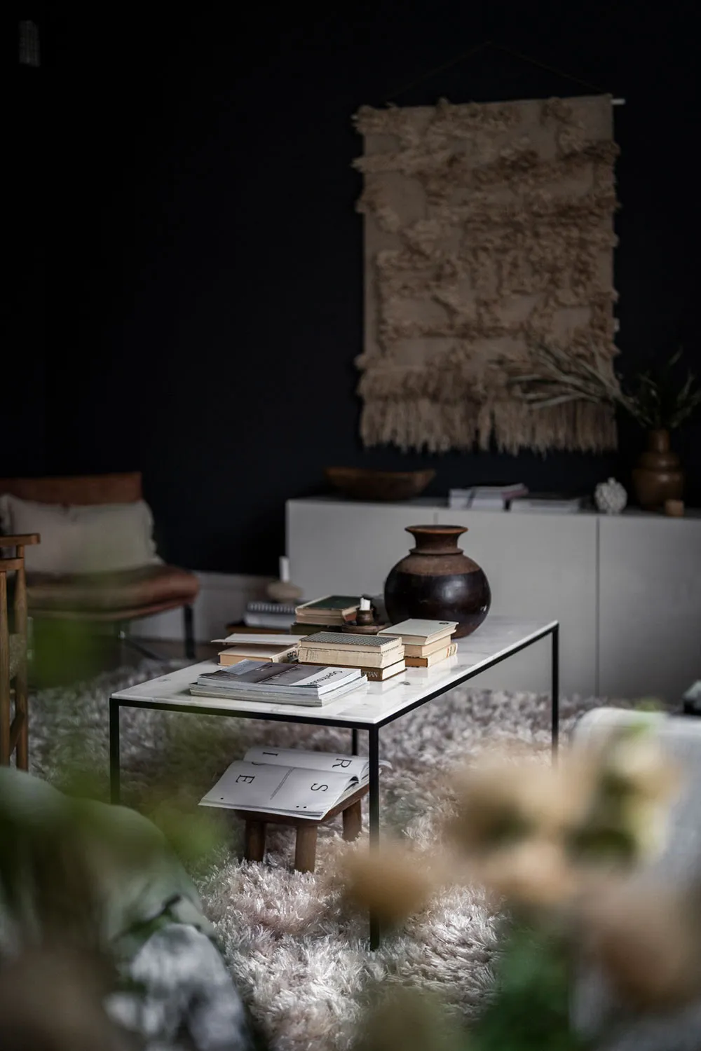 Темні стіни та затишний текстиль: квартира в Швеції - Gallery image 11