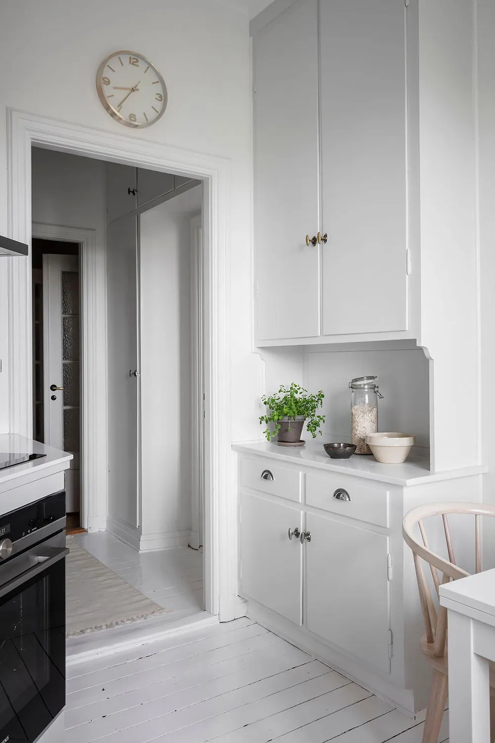 Intérieur scandinave blanc avec salle à manger passagère et chambre bleue (73 m²) - Gallery image 16