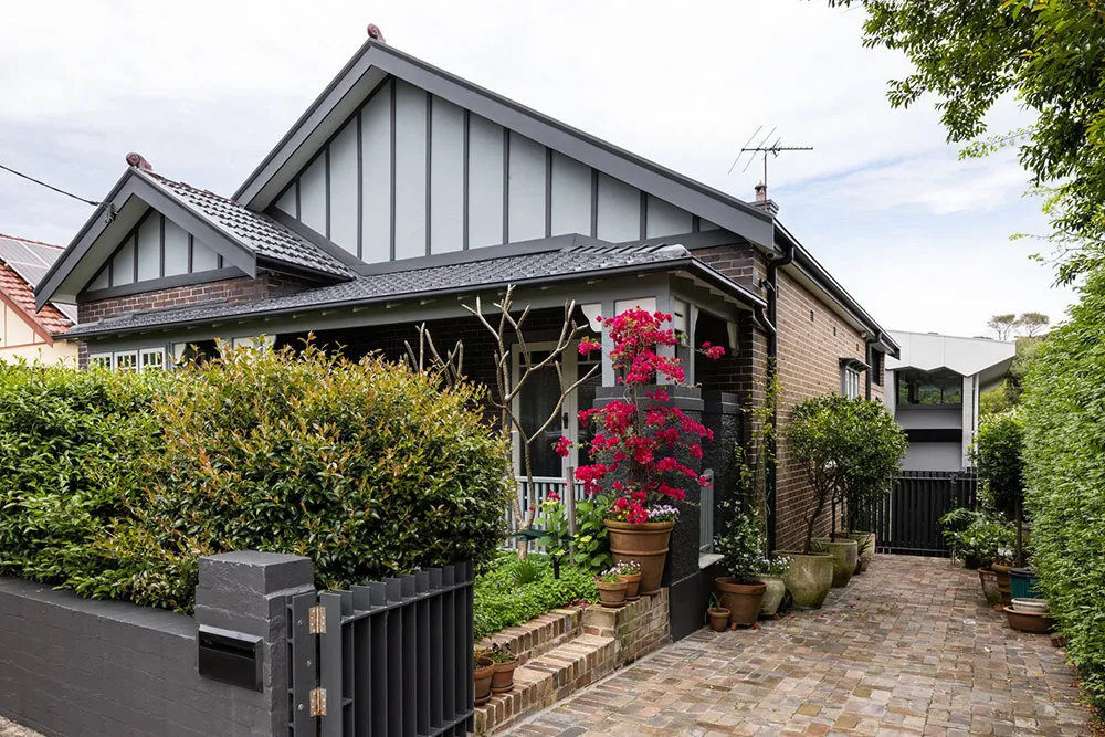 Дом с необычной крышей и эффектной черной кухней в Сиднее - Gallery image 24