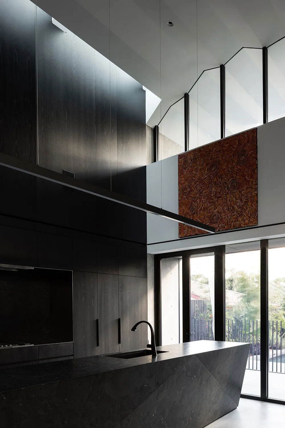 Дом с необычной крышей и эффектной черной кухней в Сиднее - Gallery image 4