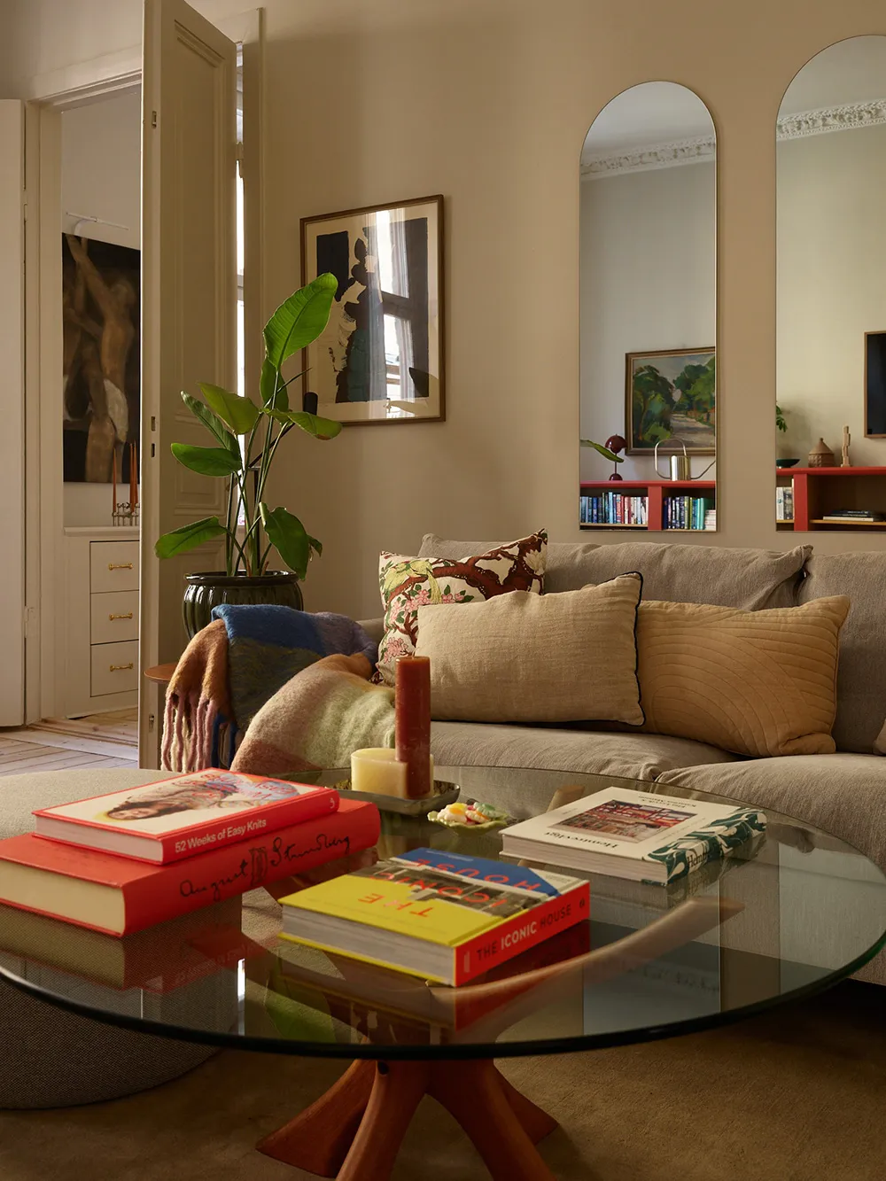 温かみのある砂色の調子と興味深いディテール:ストックホルムにあるアパートメント - Gallery image 7