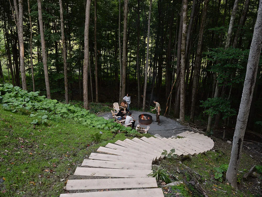 Stylischer Holzhütte im Wald mit hellen modernen Interieurs - Gallery image 36