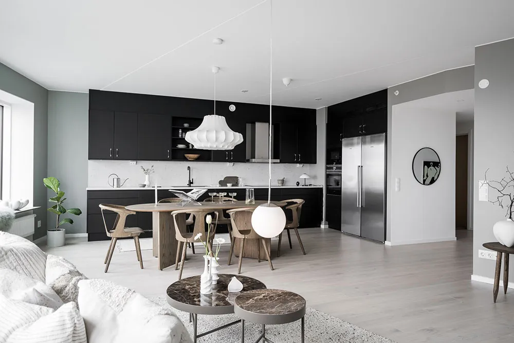 Nowoczesny skandynawski interior w odcieniach szarości w wysokim budynku w Gotenburze - Gallery image 7