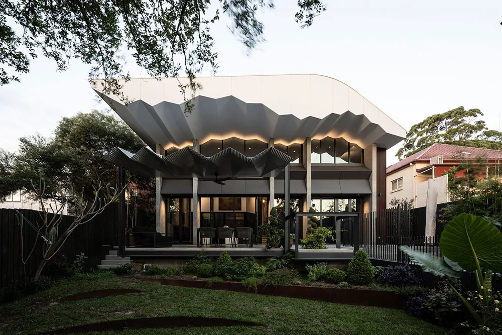Дом с необычной крышей и эффектной черной кухней в Сиднее - Gallery image 25