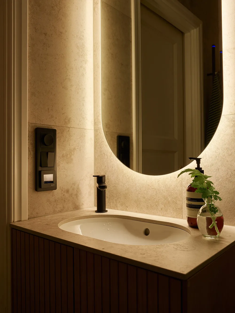 温かみのある砂色の調子と興味深いディテール:ストックホルムにあるアパートメント - Gallery image 38