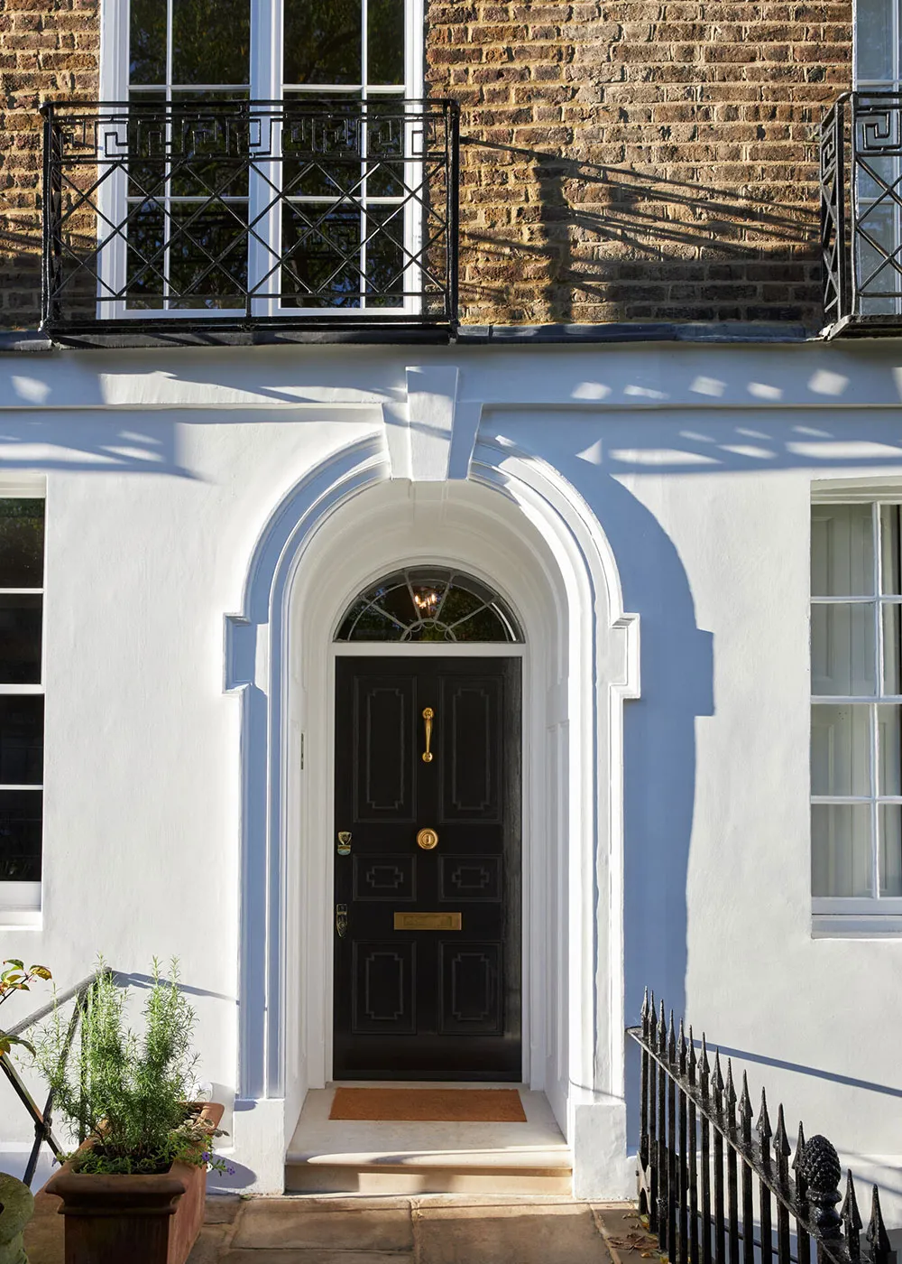Beautiful Details of Updated Georgian Townhouse Interiors in London - Gallery image 26