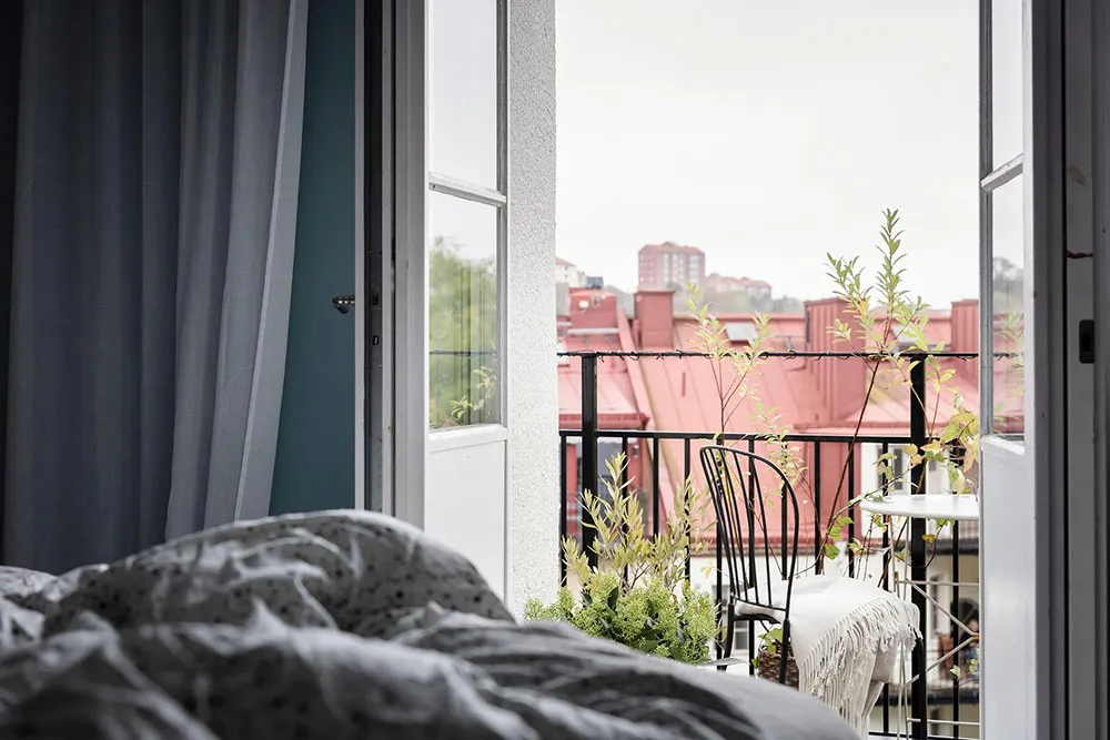 Intérieur scandinave blanc avec salle à manger passagère et chambre bleue (73 m²) - Gallery image 24