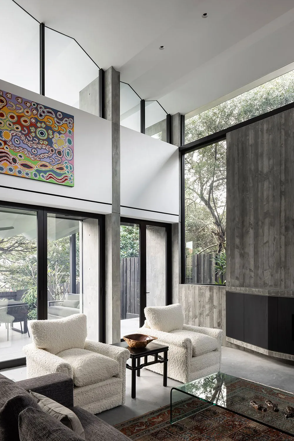 Дом с необычной крышей и эффектной черной кухней в Сиднее - Gallery image 6